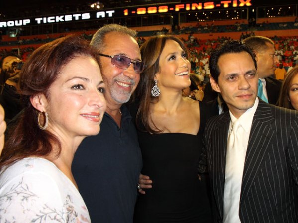J-Lo cada vez se inserta más en el "establishment". En el 2009, junto a los Estefan, compró parte del equipo de "football" los Dolphins de Miami.