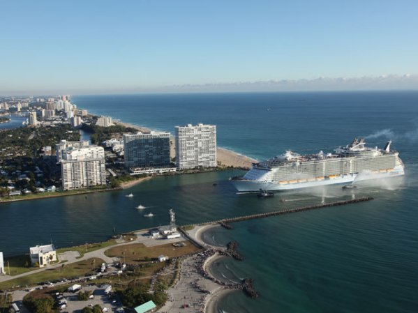 El barco tiene varios "vecindarios": parques, plazas y estadios temáticos.