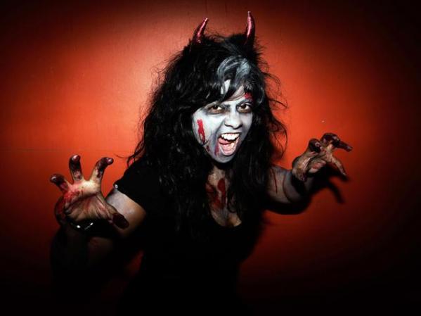 Mujer vestida de Zombie para el evento Thrill The World.