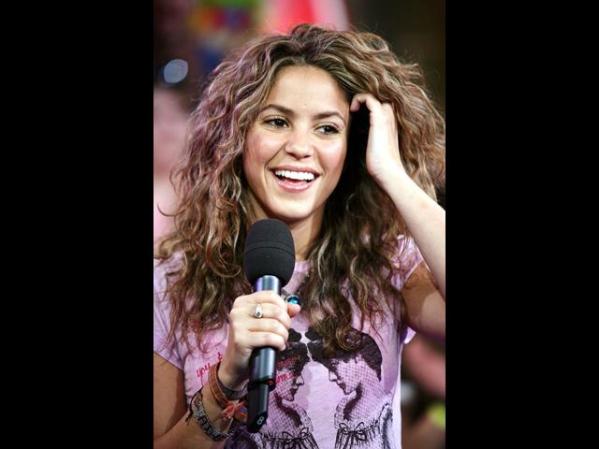 Éxito tras éxito, Shakira se convierte en una super estrella en el firmamento musical hispano.