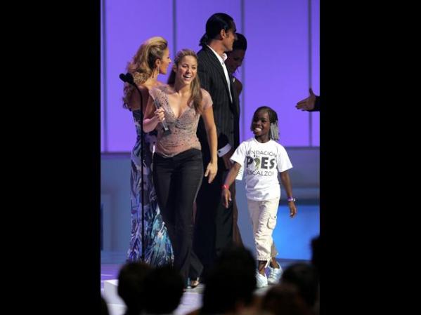 Sin que su éxito afecte su animo altruista Shakira, junto a otros artistas, tomó parte en la decisión de crear una fundación para el beneficio de la infancia en Latinoamérica.