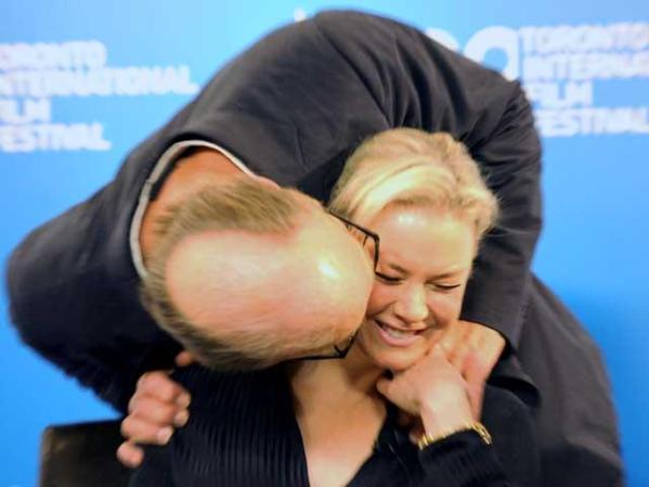Renee Zellweger queda sorprendida por el afecto de Ed Harris, durante una rueda de prensa conjunta.