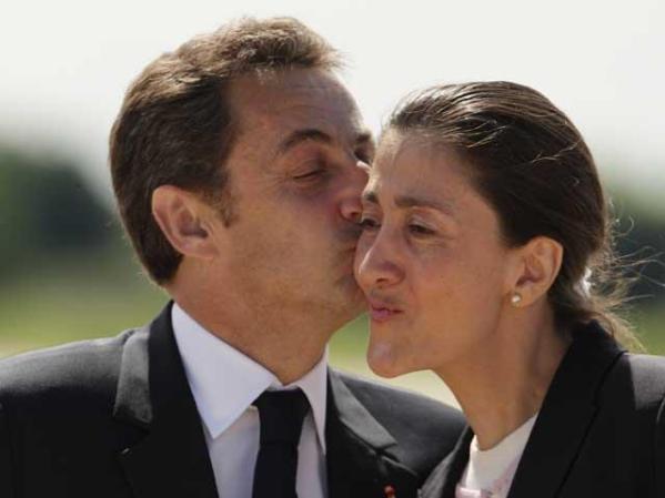 El presidente francés recibe a la ex rehén Ingrid Betancourt, recién liberada de manos de la guerrilla colombiana.