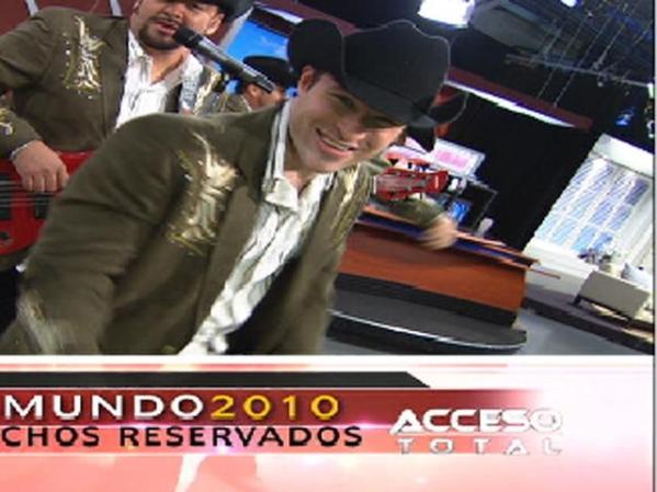 Para continuar esta lista lista de galanes, nos visitaron en Acceso Total el grupo de cumbia norteña "Control" y con un par de bailarines botudos y sombrerudos que mueven muy bien el "bote", chécalos, en especial a Paco Garza.
