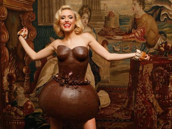 La modelo alemana Alena Gerber luce un apetitoso vestido de chocolate diseñado por la cadena de pastelerías Lambertz.