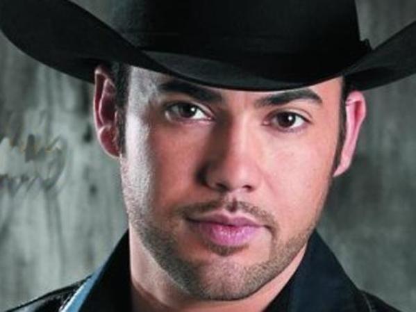 El sinaloense-angelino, Rogelio Martínez, es uno de los artistas que ha abierto el paso a la música regional mexicana desde los Estados Unidos.