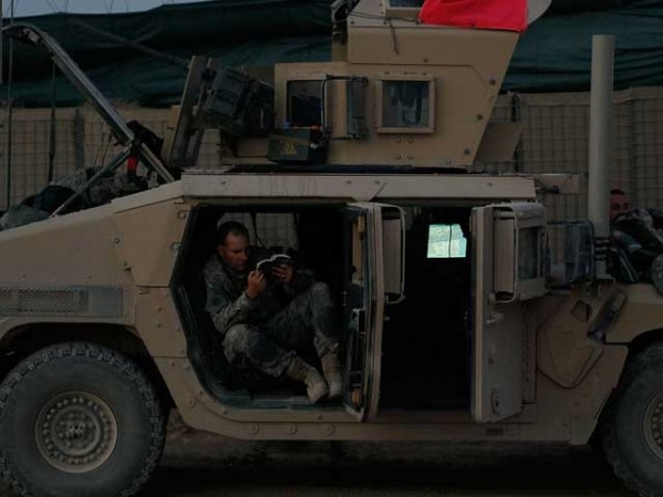 La noche cae sobre un campamento que comparten tropas estadounidenses y afganas, en Herat.