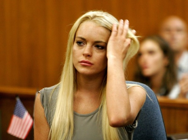 Septiembre 24, 2010: Lohan no cumple con un exámen de drogas y pierde la libertad condicional (probation).