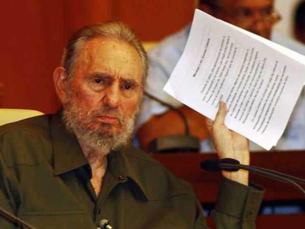 7 DE AGOSTO, 2010: Participa en su primera actividad pública de gobierno desde que casi muere en el 2006, repitiendo sus advertencias apocalípticas de una guerra nuclear, en la Asamblea del Popder Popular cubana.