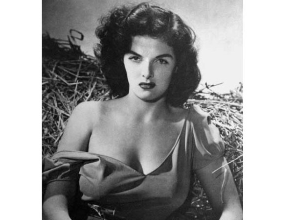 Jane Russell -recordada por su papel protagónico en el filme "Los caballeros las prefieren rubias", junto a Marilyn Monroe- de joven.