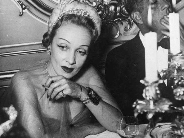 Marlene Dietrich, ya mayor.