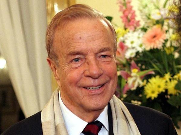 Franco Zeffirelli, el director italiano dirigió filmes como "Jesús de Nazaret" en 1977. Es criticado por la comunidad gay por su adhesión al catolicismo y por los católicos por los personajes bíblicos "distorisionados" en sus películas.