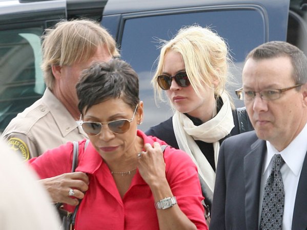 Abril 22, 2011: Lindsay Lohan (edad 24 años) una vez más visita la corte por el caso del robo de un collar, en esta audiencia se presentará evidencia y el juez deberá estimar si es suficiente.