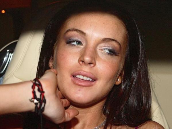 Enero 1, 2007: Lohan en la madrugada del año nuevo en Miami. Para entonces ya las revistas de chismes se inundaban de fotos de Lindsay como un reina de la noche.