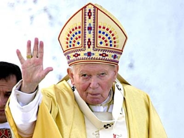 Juan Pablo II fue declarado "venerable" el 19 de diciembre de 2009 por el papa Benedicto XVI, su sucesor.