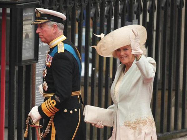 El príncipe Carlos llega en compañía de su esposa Camila, duquesa de Cornwall.