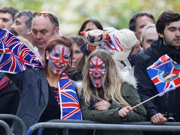 Las banderas británicas cubrieron los rostros de los londinenses, señal de orgullo y alegría por el acontecimiento del día.