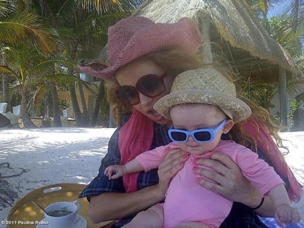 La Chica Dorada compartió fotos de su hijo Andrea Nicolás Vallejo Rubio a través de Twitter el 10 de mayo del 2011.
