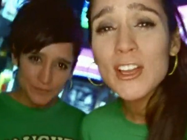 Julieta Venegas y su hermana gemela Yvonne. Las puedes ver juntas en el video de la canción "Lento". Se parecen mucho.