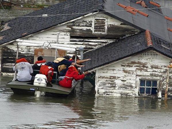 Cientos tuvieron que ser rescatados de sus techos en la zona de Nueva Orleans.