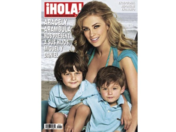 La bella actriz Aracely Arámbula presenta a los hijos de Luis Miguel en la portada de la revista "Hola" de julio, 2011.