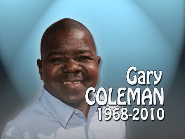 Gary Coleman, 42 años. Actor estadounidense famoso en la década de los ochentas por su personaje de "Arnold" en la comedia de televisión "Blanco y Negro". Falleció el 28 de mayo de 2010 tras una caída que le provocó un traumatismo craneoencefálico que a su vez le provocó una hemorragia intracraneal.
