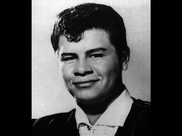 Ritchie Valens, 17 años. Cantante mexico-americano nacido en Pacoima, California. Su corta carrera duró sólo ocho meses pero alcanzó la fama con una versión de la canción "La Bamba". Murió el 3 de febrero de 1959 en un accidente de avión junto con los músicos Buddy Holly y J.P. Richardson. A este hecho se le conoce como "El Día que la Música Murió".