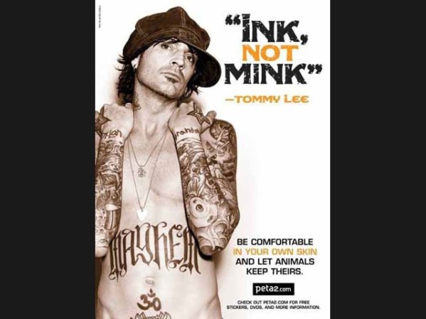 Tommy Lee, ex esposo de la también vocera de PETA.Pamela Anderson, se quita la ropa y le dice "sí a la tinta en el cuerpo, pero no al las pieles de mink".