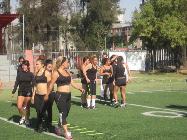 las chicas llevan a cabo rigurosos entrenamientos.