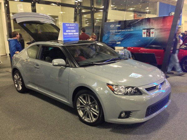 Scion tC: Ofrece buen equilibrio entre conducción, potencia modesta y apariencia juvenil. Además, los concesionarios ofrecen con el Scion una serie de accesorios para su personalización: la mayoría de ellos apuntan al estilo, no a la potencia ni al desempeño.