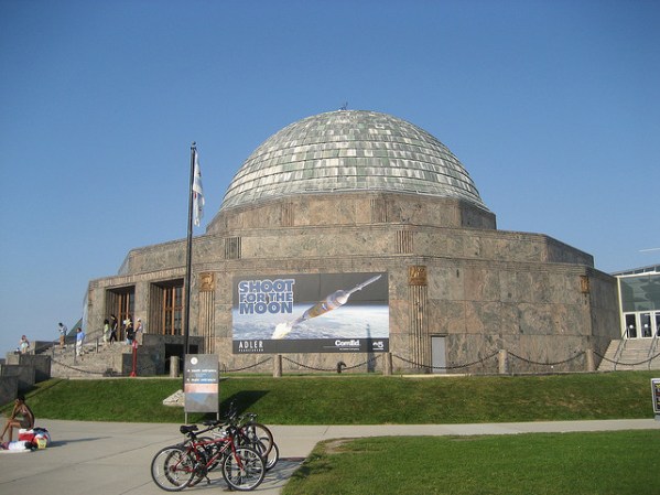 El Museum Campus Chicago es un parque de 10 acres frente al lago que reúne a los tres principales museos de la ciudad: el Field Museum of Natural History, el Shedd Aquarium y el Adler Planetarium (foto). Inaugurado en 1930, además de ser el más antiguo del mundo, es un paseo indispensable para cualquiera que llegue a Chicago.