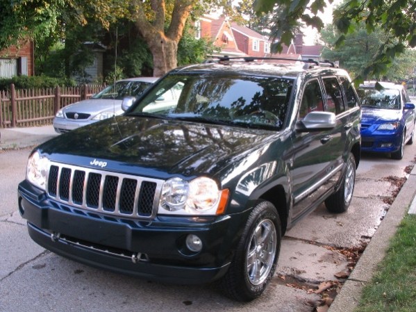 La lista de vehículos decomisados incluye varias camionetas Jeep similares a esta Gran Cherokee Overland.