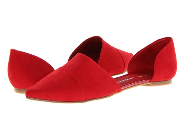Sandalias planas de gamuza roja. Disponibles en zappos.com, $60.
