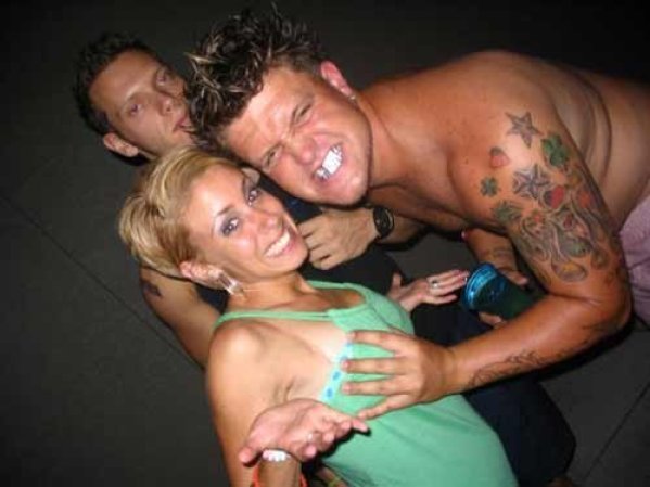 Fotos tomadas de la página que Casey Anthony mantenía en photobucket.com antes de ser juzgada y exonerada por la muerte de su hija Caley Anthony y que fueron consideradas como posible evidencia por la fiscalía.