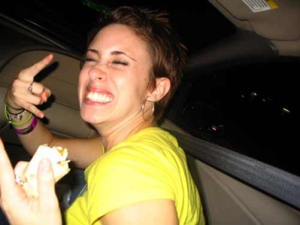 Fotos tomadas de la página que Casey Anthony mantenía en photobucket.com antes de ser juzgada y exonerada por la muerte de su hija Caley Anthony y que fueron consideradas como posible evidencia por la fiscalía.