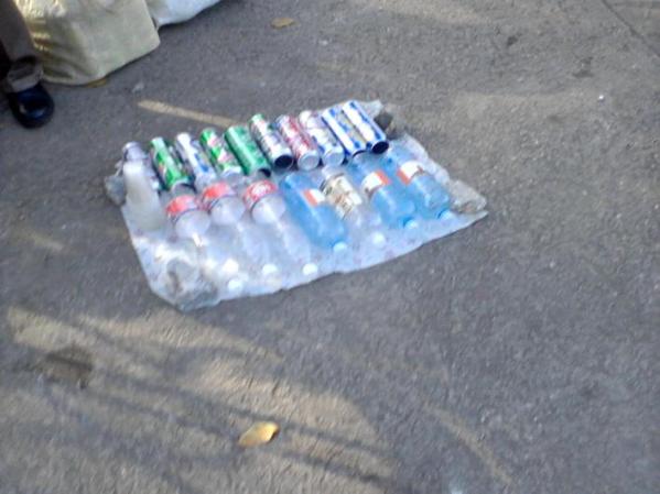 La inventiva cubana ante la eterna escasez del país también alcanza la forma en que se bebe. Imágenes de un "tiro" de cerveza en la áreas aledañas al estadio Sandino en Santa Clara.