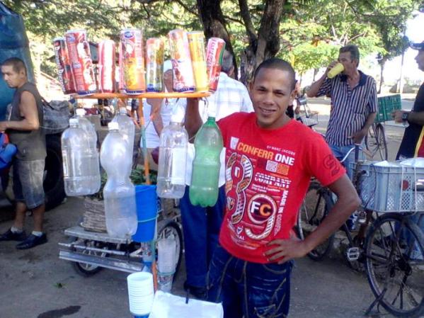 La inventiva cubana ante la eterna escasez del país también alcanza la forma en que se bebe. Imágenes de un "tiro" de cerveza en la áreas aledañas al estadio Sandino en Santa Clara.