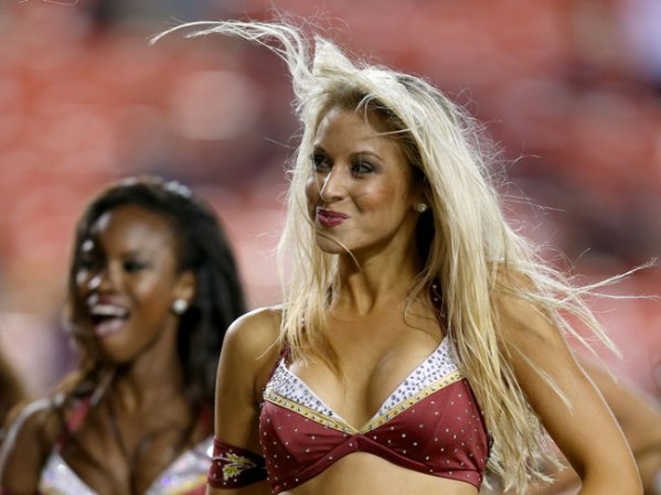 Las porristas de la NFL y del "football" universitario asombran con su belleza y su energía.