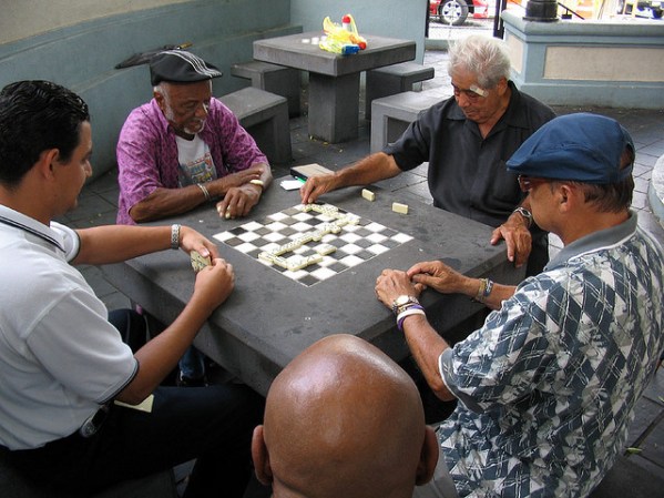 Una pequeña plaza tranquila en el viejo San Juan. En el centro y alrededor del árbol hay una terraza todo el año, con azulejos y mesas con tableros ajedrez, donde los hombres se reúen a jugar.