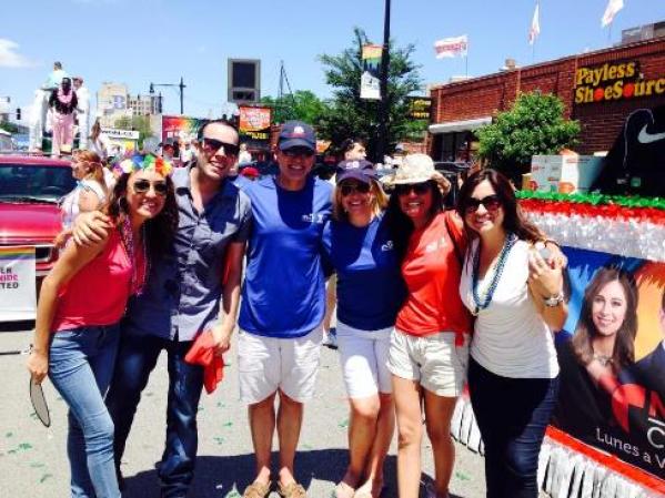 El equipo de Telemundo Chicago participó con una carroza en el Desfile del Orgullo Gay.