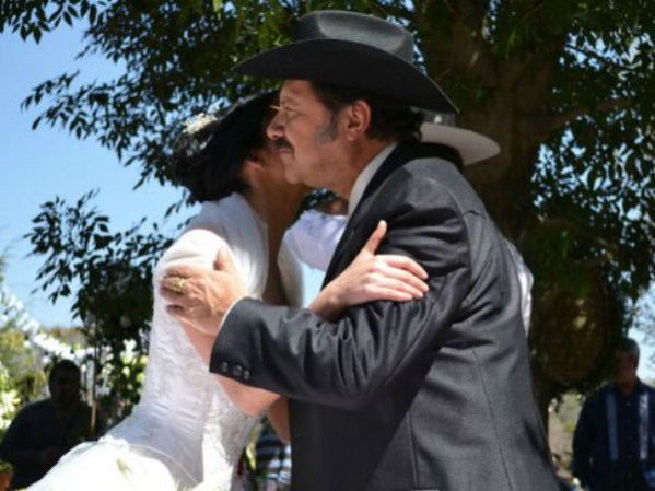 Javier Díaz Dueñas es Don Cleto Letrán, el patriarca de la familia. Es una persona que inspira autoridad. Es papá de Ximena, la esposa de Aurelio.