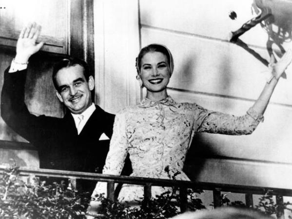 La actriz Grace Kelly, casada con el príncipe Rainiero de Mónaco en 1956, perdió la vida el 13 de septiembre de 1983 cuando conducía su auto acompañada de su hija Estefanía por una serpenteante carretera del sur de Francia.