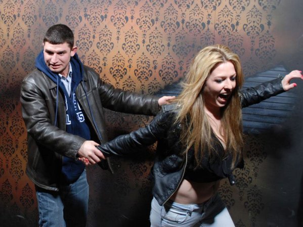 Fotos tomadas a quienes visitan la Casa del Horror Nightmares Fear Factory en Niagara Falls, Canadá, Lo que no se revela es la causa del espanto.