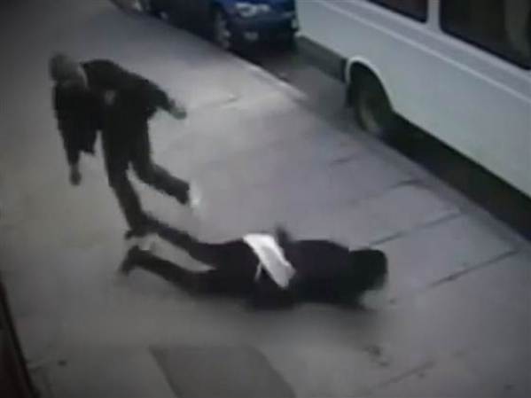 Ha ocurrido en muchos lugares, como por ejemplo en Nueva Jersey, donde una mujer cae al suelo tras recibir un duro golpe por parte de un desconocido que se dio a la fuga.