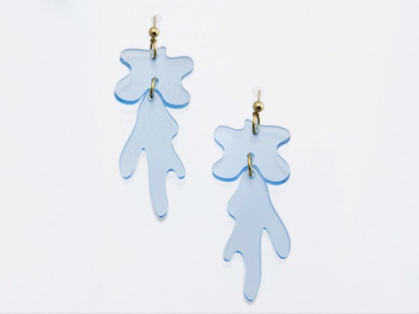 Aretes “Aun te amo NYC”. Encuéntralos en internationalplayground.com, $35.