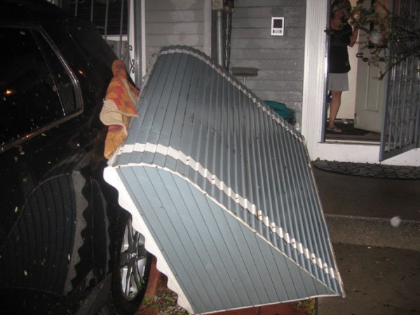 El tordo rayo mi auto. <br /><br />¡Haz clic aquí para mandar tus fotos de Sandy
