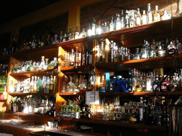 En Tequila, Jalisco, hay múltiples comercios que venden gran diversidad de tequilas, algunos de los cuales no son muy conocidos, pero tienen excelente calidad y cumplen con la norma oficial.