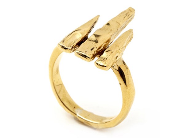Anillo de Visitors. Disponible en speciesbythethousands.com, $70.