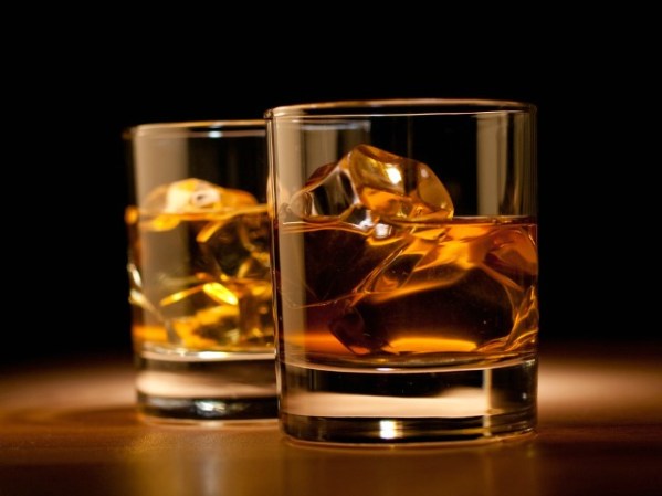 3. Alcohol. Una copa de vino puede encender la pasión, relajarte o, si eres tímida, desinhibirte y lograr que converses hasta con un extraño (de ahí el éxito de los bares), pero beber en exceso puede acabar con tu vida amorosa y sexual.