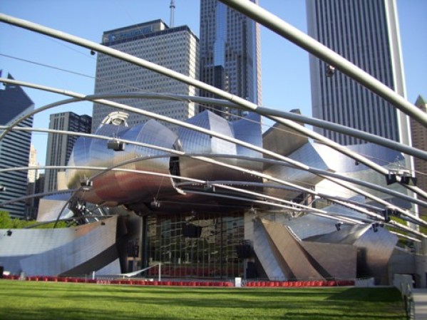 Jay Pritzker Pavilion es una concha acústica en el Parque del Milenio en el Loop (centro) de Chicago (201 E. Randolph Street). El pabellón lleva el nombre de Jay Pritzker, cuya familia es dueña de los hoteles de Hyatt.